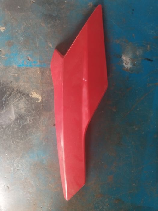 Carena dreapta inferioara bugspoiler pentru Triumph street triple rs