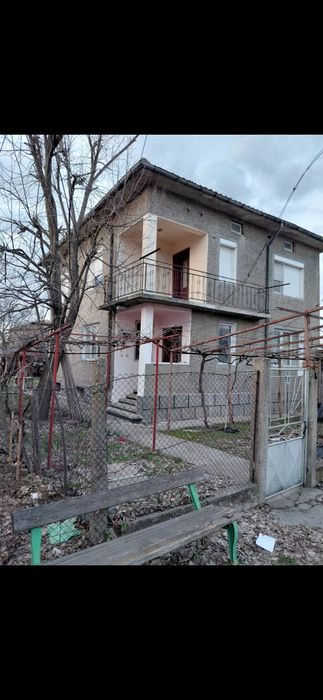 Продава се двуетажна къща с гараж.