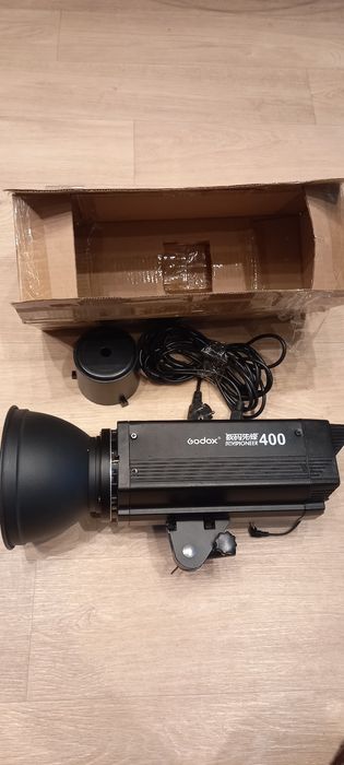 Продам студийную вспышку Godox 400.