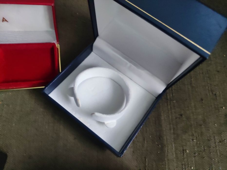 Продавам кутии за стари часовници