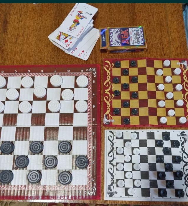 Продам шашки и карты игральные