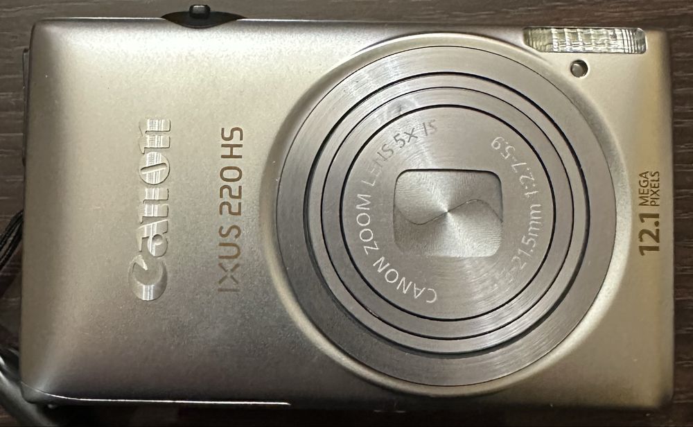 Продам фотоаппарат Canon IXUS 220 HS