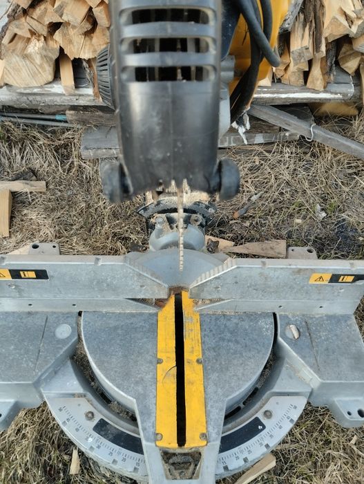 Продам торцовочную пилу Деволт