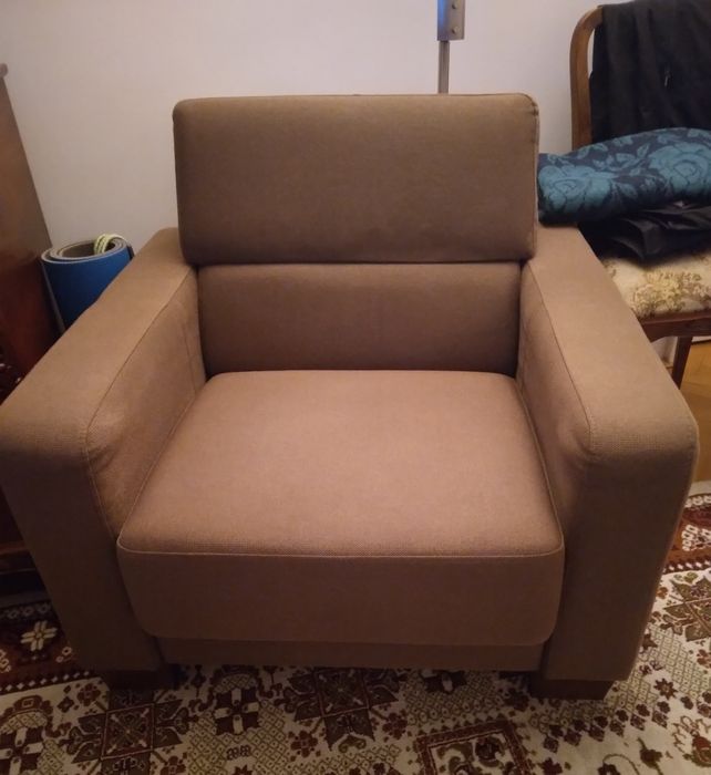 Vând fotoliu puțin folosit.