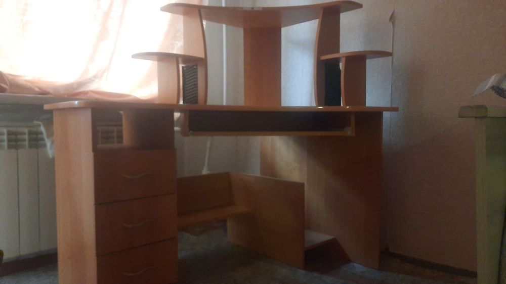 Продается компьютерный стол б/у