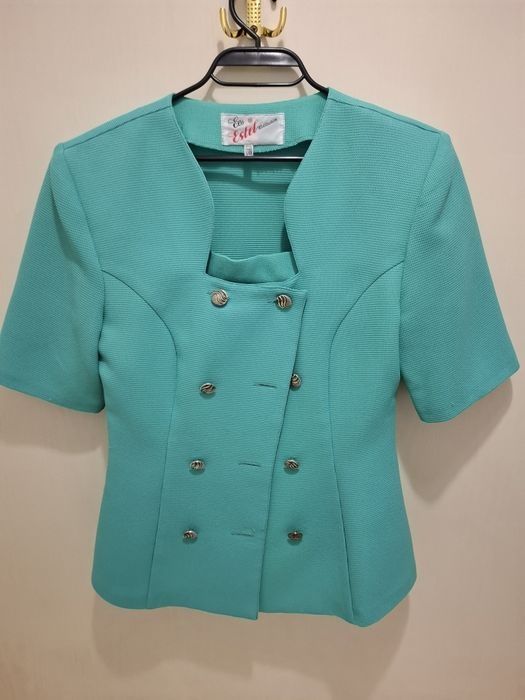 Продавам костюми и рокли