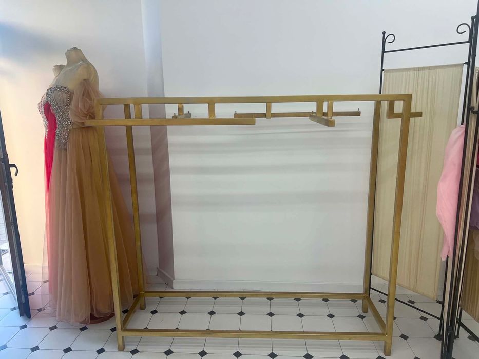 Vând standere.