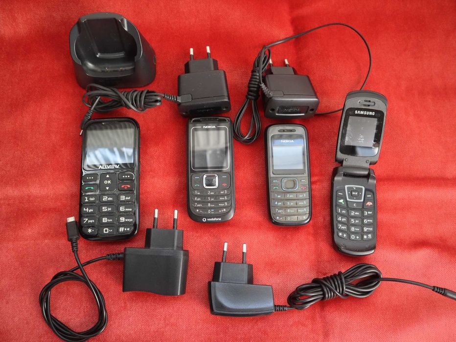 Lot compus din 4 telefoane mobile + broasca POLO 9N, etc