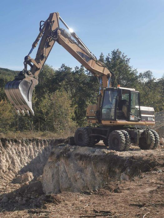 Услуги с багери, валяк, бобкат и самосвали