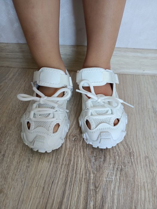 Сандалии белого цвета