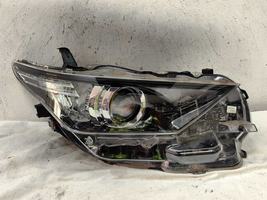 Оригинален фар Тойота Аурис  Toyota Auris Led