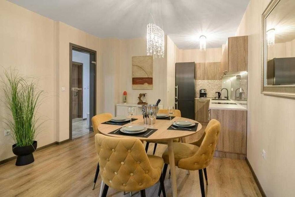 Дава се под наем Тристаен апартамент в Варна, Гръцка махала - 105 кв.м за 1122 € - Снимка #1