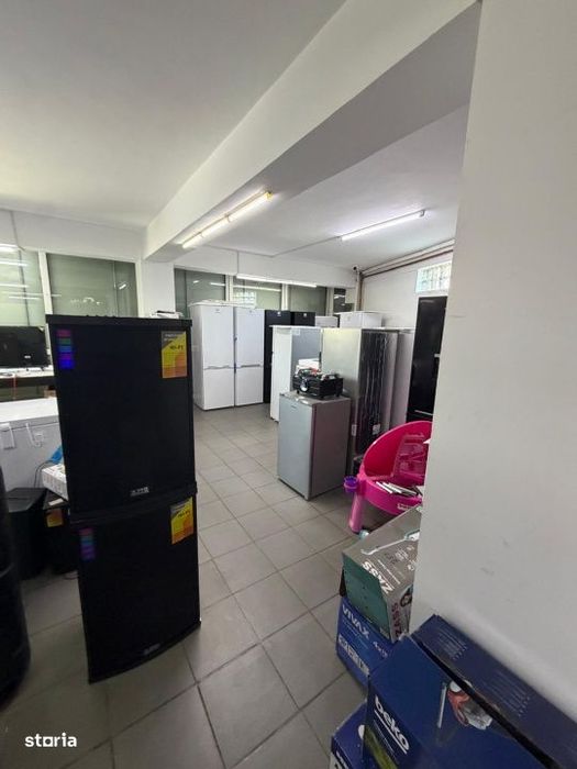 Spatiu comercial de 1300 mp pe 4 nivele, in centrul orasului Filiasi