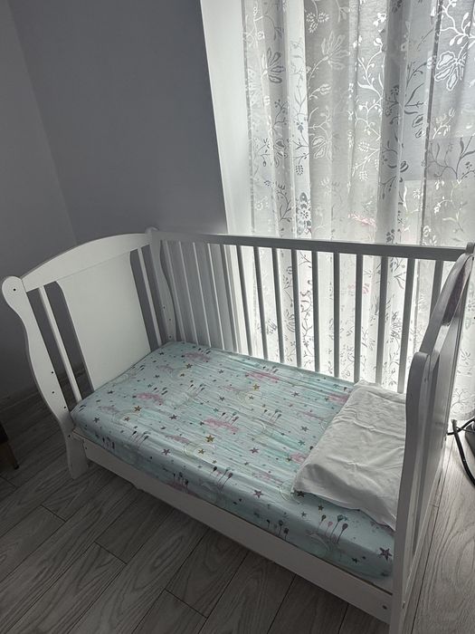 Pătuț Bebeluș cu Sertar – Sigur, Practic și Complet Accesorizat