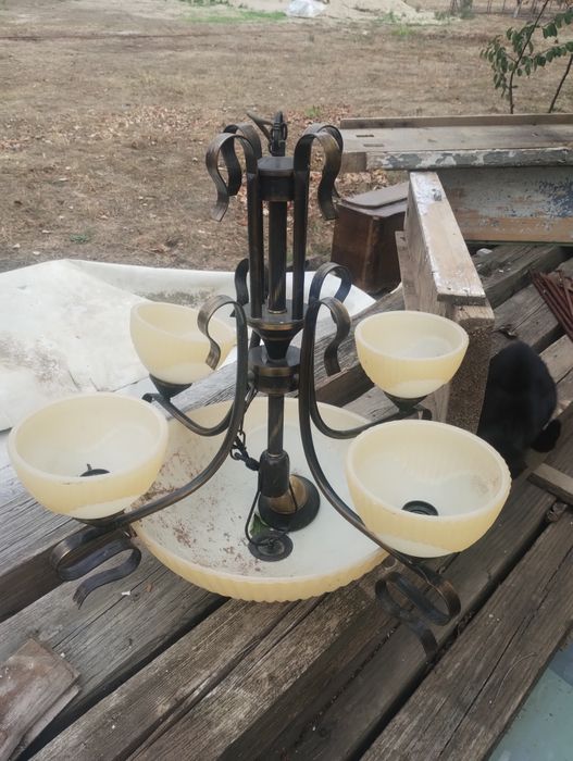 Vand două candelabre diferite pentru case inalte cu tresi patru brate, pretul este per bucată.