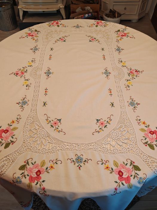 Veche fata de masa cu broderie manuala