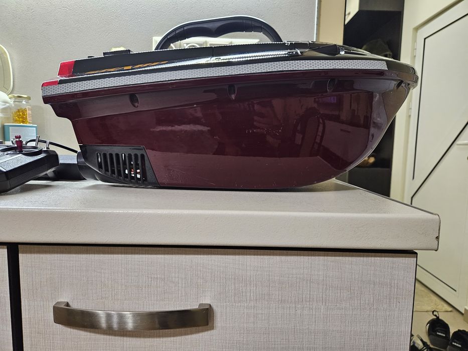 Лодка за захранка Scarp