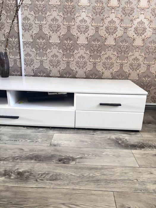 Продам ТВ тумбу напольную 2 метра