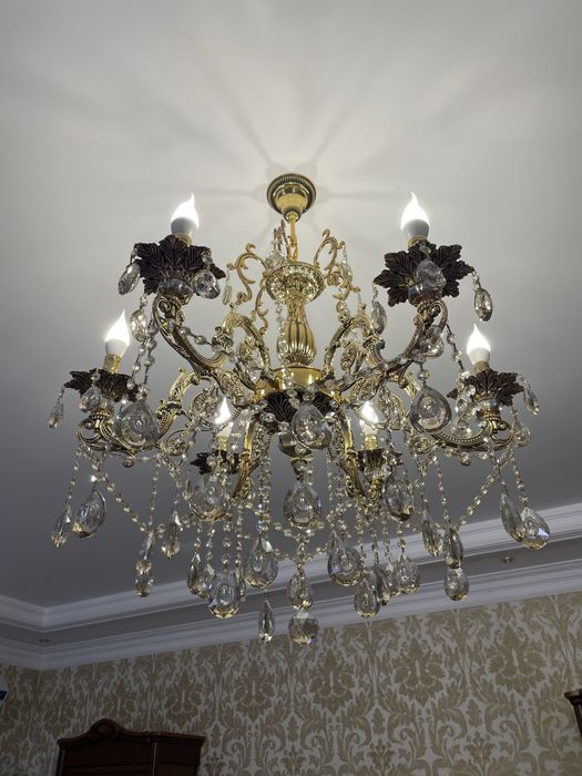 Продается Шикарная Классическая Люстра.