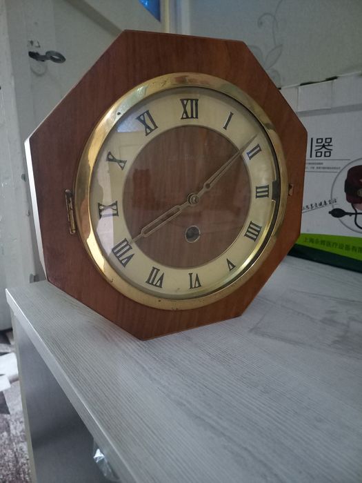 Часы механические,  антикварные.