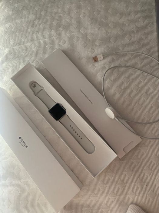 Продам Apple Watch 3, 42mm, с коробкой и родной зарядкой.