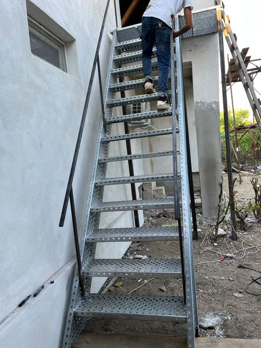Vând scarii metalice zincate exterioare și pentru incendii , platforme