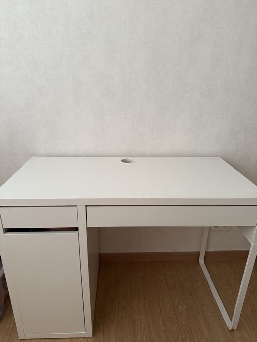 Продам стол икеа Микке белый