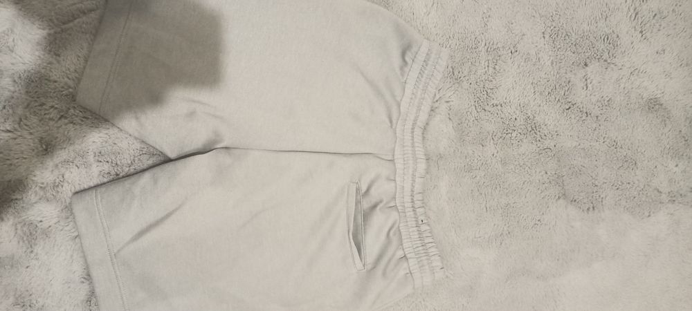 vând pantaloni scurți