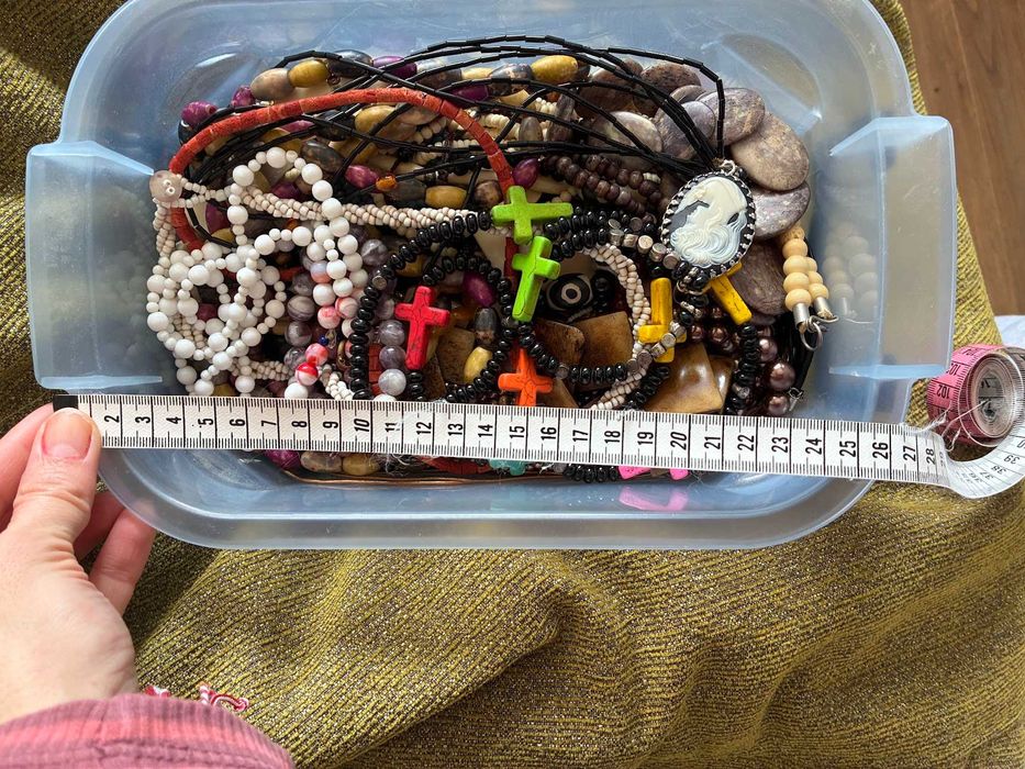 Кутия с бижута, цената е за всички