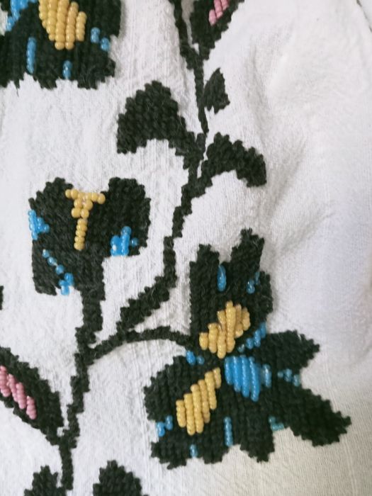 Cămașă tradițională cu margele/ie veche cu poale