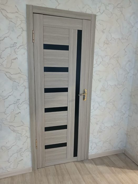 Продам двери с ручками и плинтусами