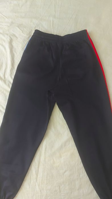 Pantalonii Adidas