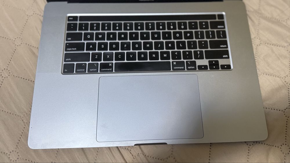 Macbook Pro 2019 Intel I7 32GB RAM 512SSD 16”
