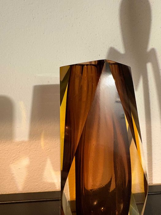 Vaza Murano Sommerso fatetata, atribuita Alessandro Mandruzzato, anii 1960-1970, ambra