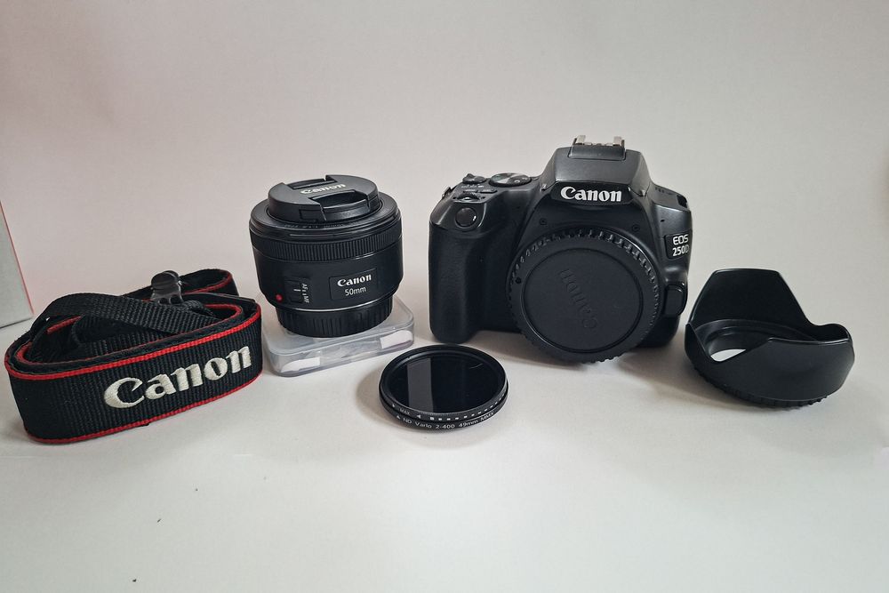 Canon EOS 250D DSLR + 50mm 1.8 STM + Blitz +Trigger- kit sau  separat