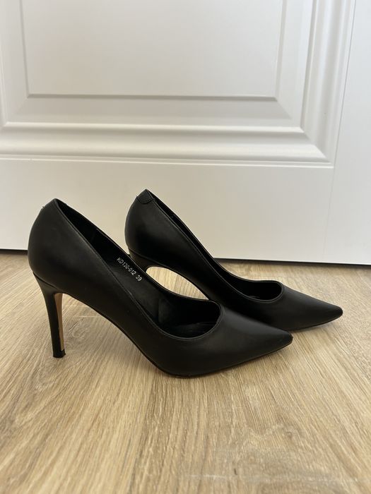 Классические остроносые туфли 39р