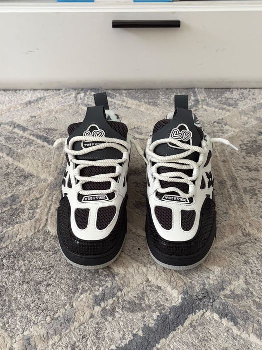 Lv skates.