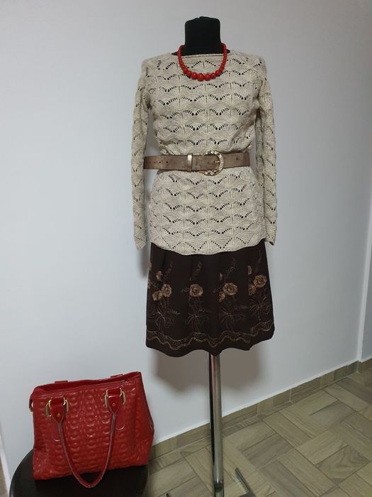 Fusta cu pliuri, material cu tinuta, cu flori cusute manual;