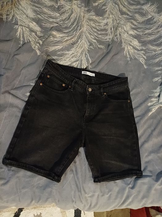 Дънки Zara и тениска Pull and Bear