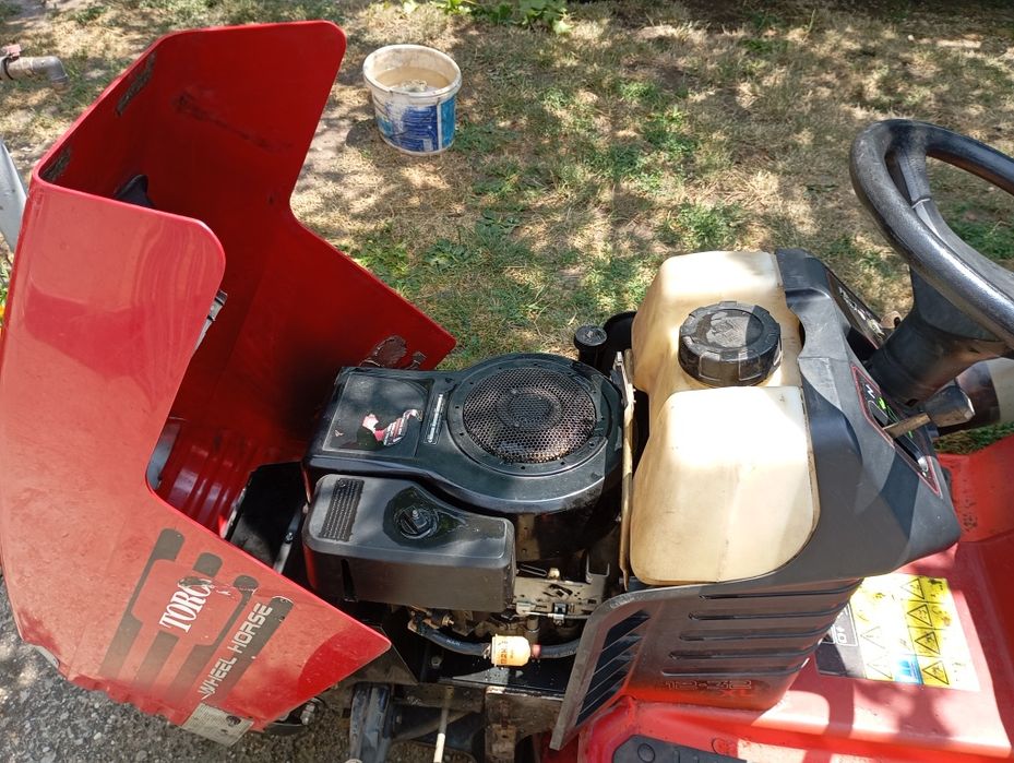 Tractoras tuns iarba