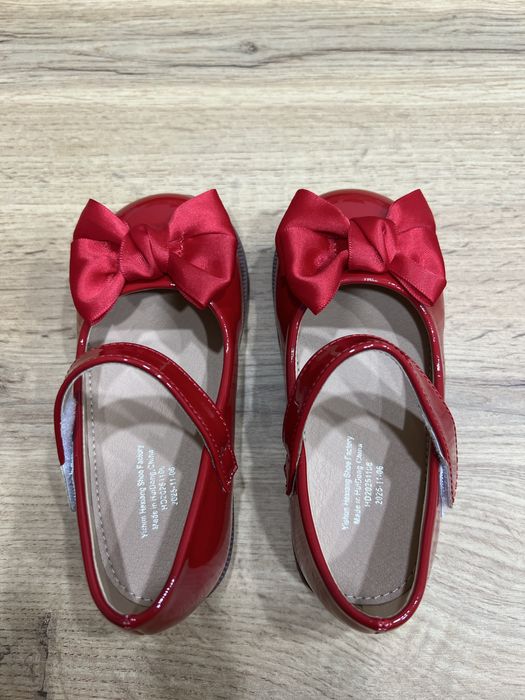 Бяла блуза, червена пола, червени обувки 3-4г