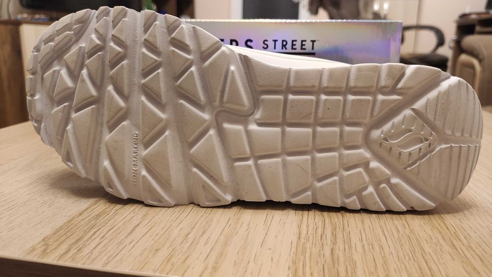 Продавам дамски обувки Skechers Street Los Angeles номер 36