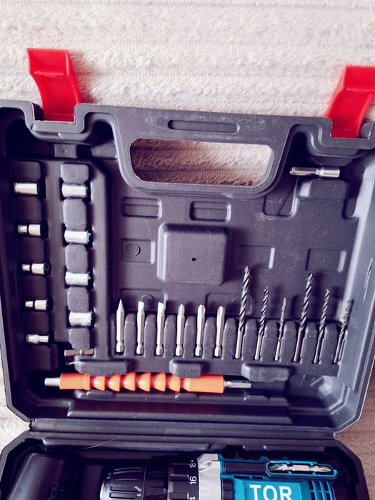 НОВЫЙ шуруповерт набор