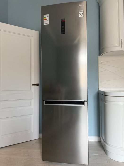 Холодильник серебристый