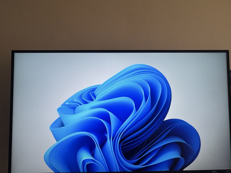 Монитор Dell P2722H почти нов