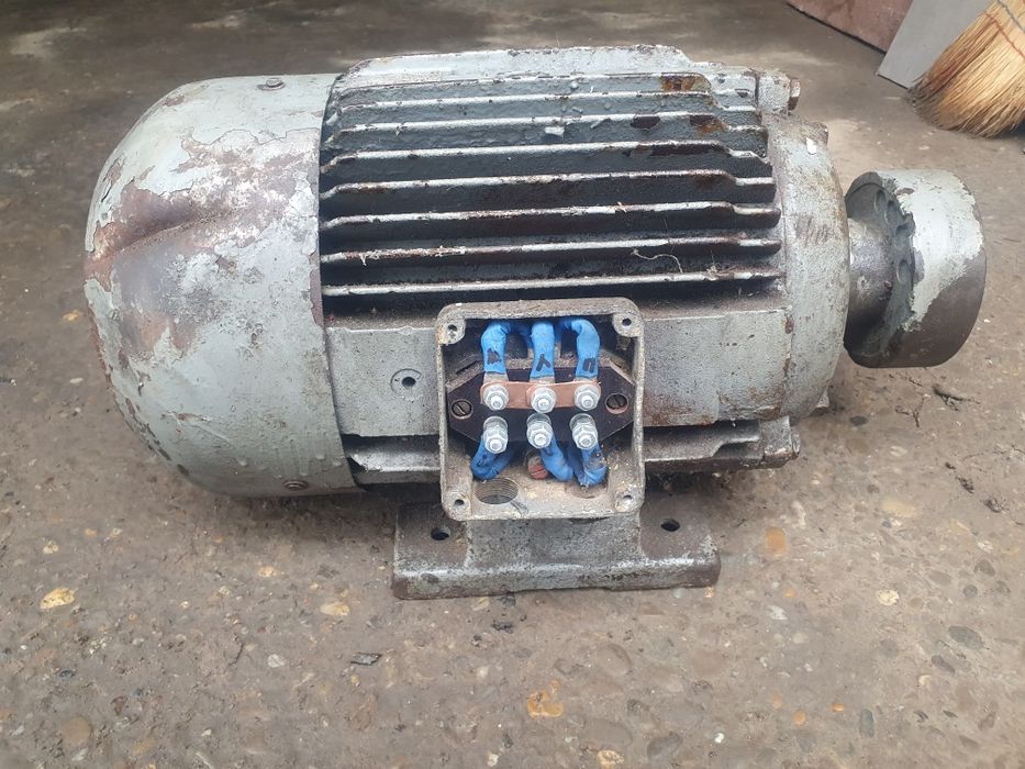 De vanzare 3 motoare trifazate