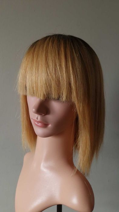 Естествена омбре руса къса боб перука с бретон и тъмни корени