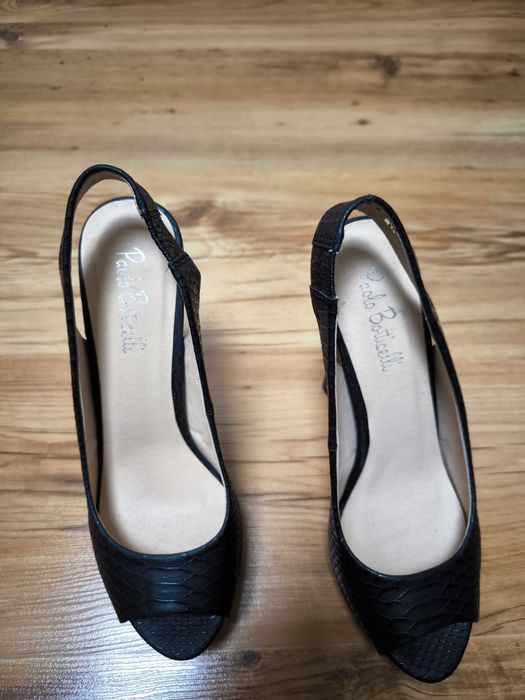 Черни сандали на ток