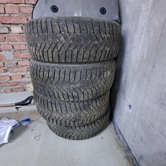 Шины зимние 215/55 R17