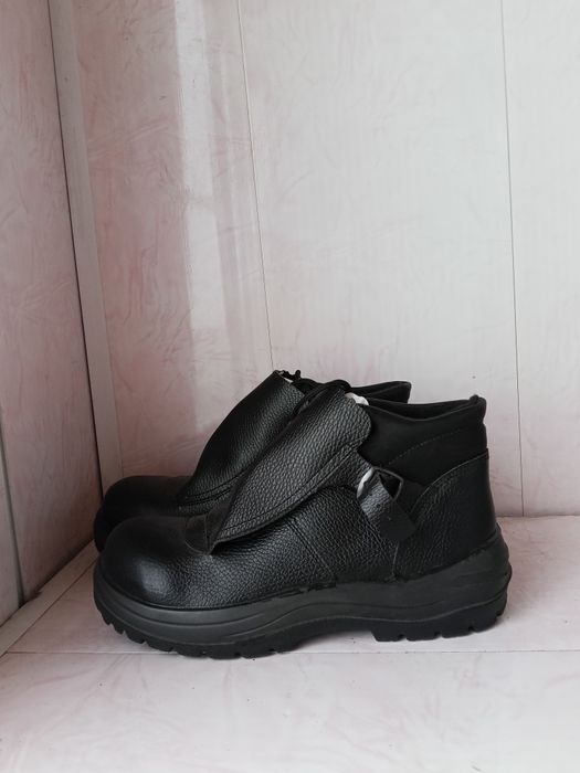 Продаю спецобувы